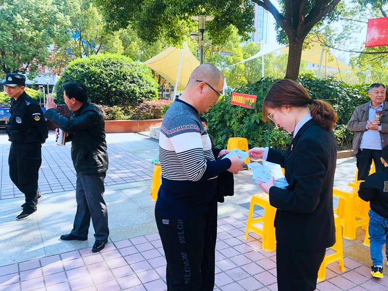 5.發(fā)放民法典知識(shí)宣傳手冊(cè).jpg