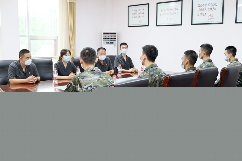 民一庭庭長陸慧圍繞與日常生活相關的重點法律條文，與武警官兵們進行深入交流，現場答疑解惑、釋法說理。并向官兵們贈送了《以案釋法·漫畫民法典》等法律書籍，引導官兵理性、依法維權。.JPG