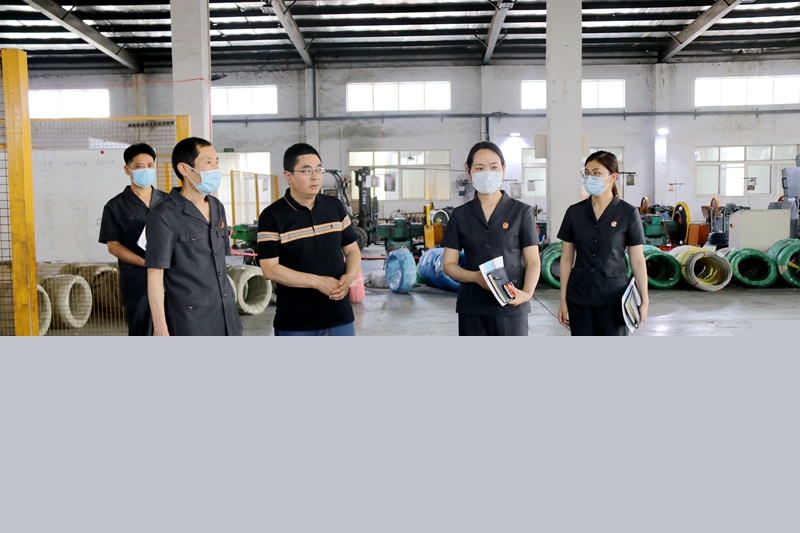 新沂市民二庭走訪企業(yè)開展法律風(fēng)險(xiǎn)提示.jpg
