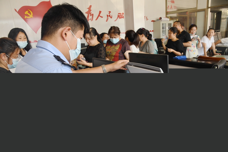 ②執行干警幫助農民工復印身份證及銀行卡等材料.jpg