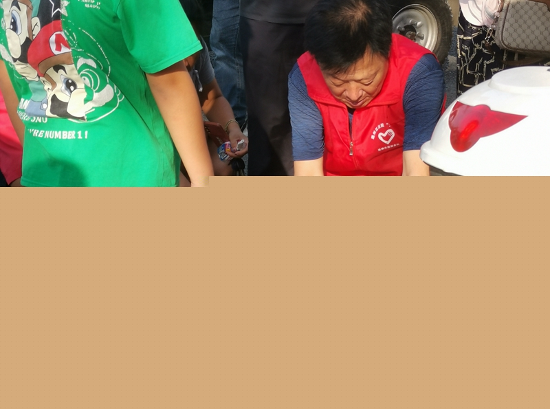 通州法院志愿者正在為受傷群眾進行急救.jpg