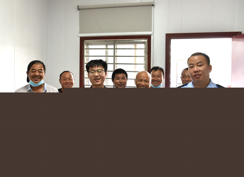 拿到工資后，大伙笑了.jpg