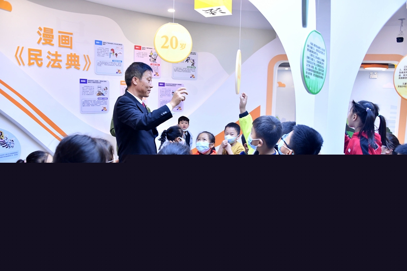 法官提問孩子們社會主義核心價值觀的相關內容.jpg