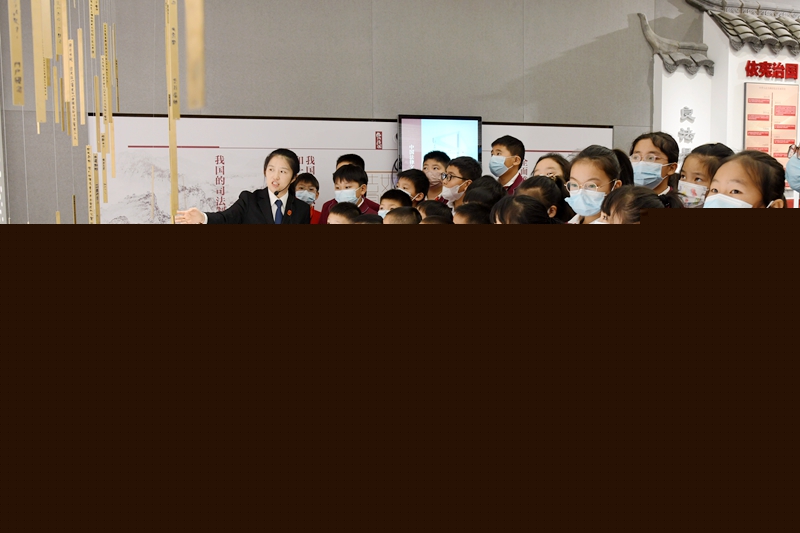 ②參觀“有典有責(zé)”展區(qū) - 復(fù)件.jpg