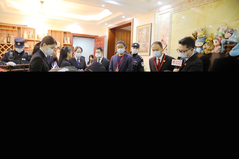 圖⑤：執行干警清點扣押物品。.JPG