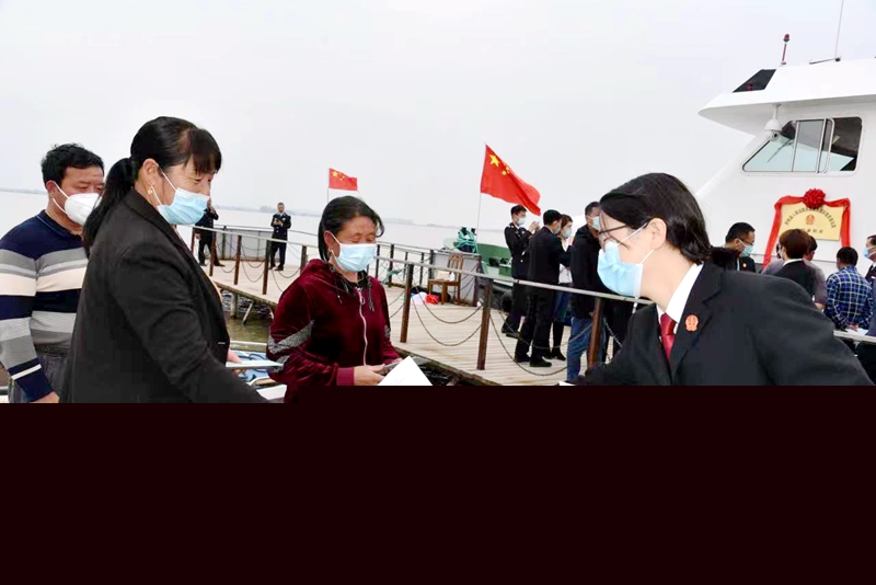 十一、湖區上船發放宣傳材料.jpg