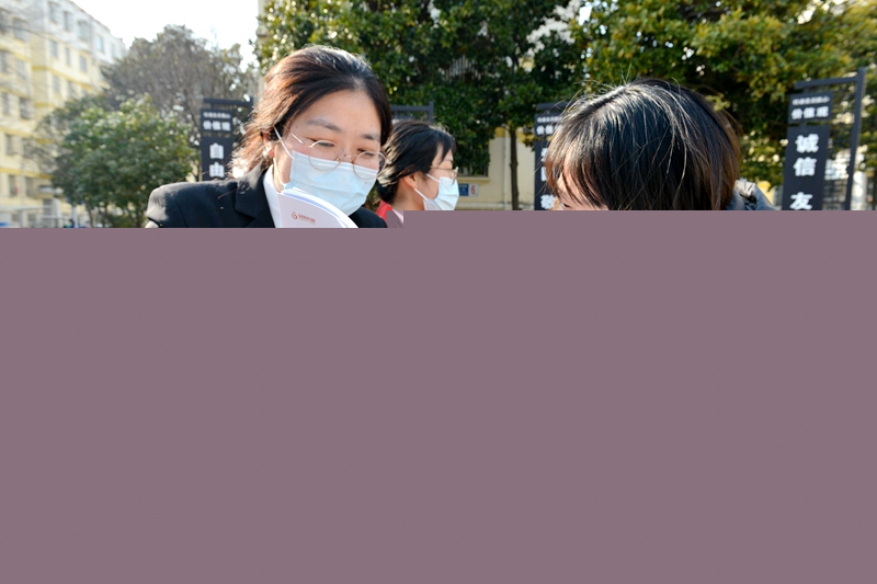法官為群眾答疑解惑.jpg