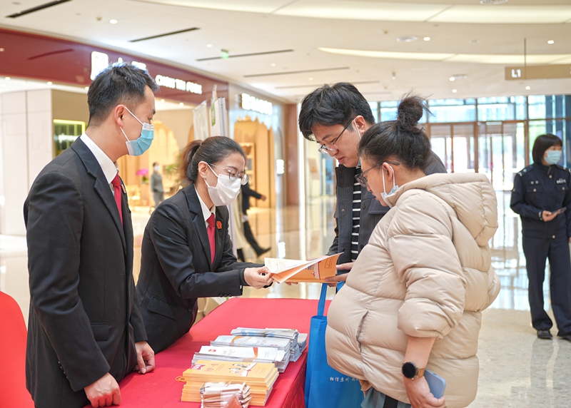 虎丘法院干警向群眾發(fā)放手冊，宣傳消費(fèi)者維權(quán)知識1.jpg