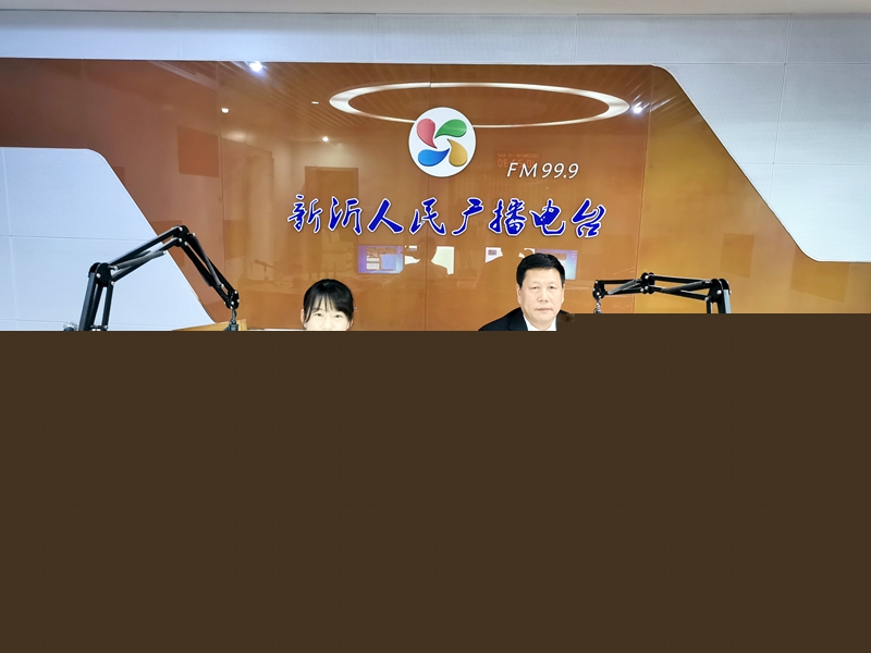 4月11日新沂法院副院長王曉明走進新沂市人民廣播電臺“行風熱線”直播間-該圖為王院長解答群眾問題圖.jpg