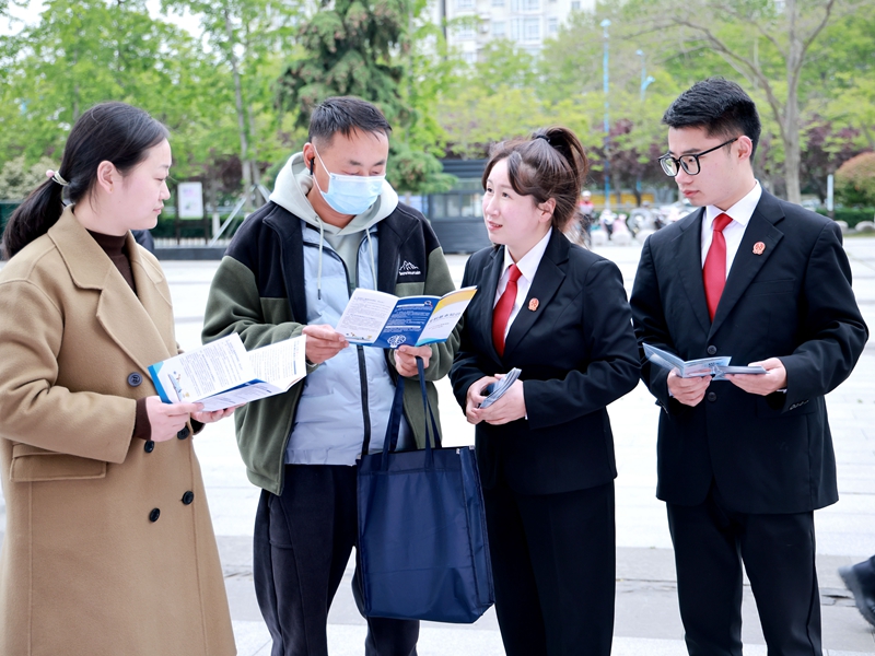 王雨璠攝 王雨璠攝 新沂法院組織干警在新沂市花廳文化廣場(chǎng)開展以“加強(qiáng)知識(shí)產(chǎn)權(quán)法治保障 有力支持全面創(chuàng)新”為主題的世界知識(shí)產(chǎn)權(quán)日法治宣傳活動(dòng).JPG