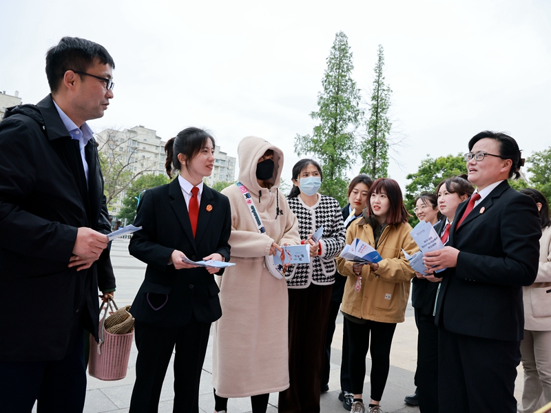 王雨璠攝 新沂法院組織干警在新沂市花廳文化廣場(chǎng)開展以“加強(qiáng)知識(shí)產(chǎn)權(quán)法治保障 有力支持全面創(chuàng)新”為主題的世界知識(shí)產(chǎn)權(quán)日法治宣傳活動(dòng).JPG