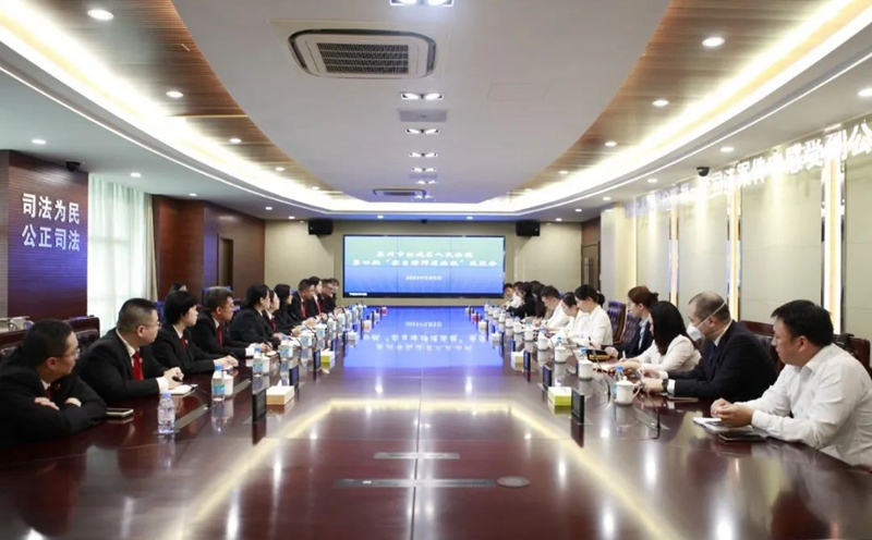 081683528274604436.jpg 實習律師進法院.jpg