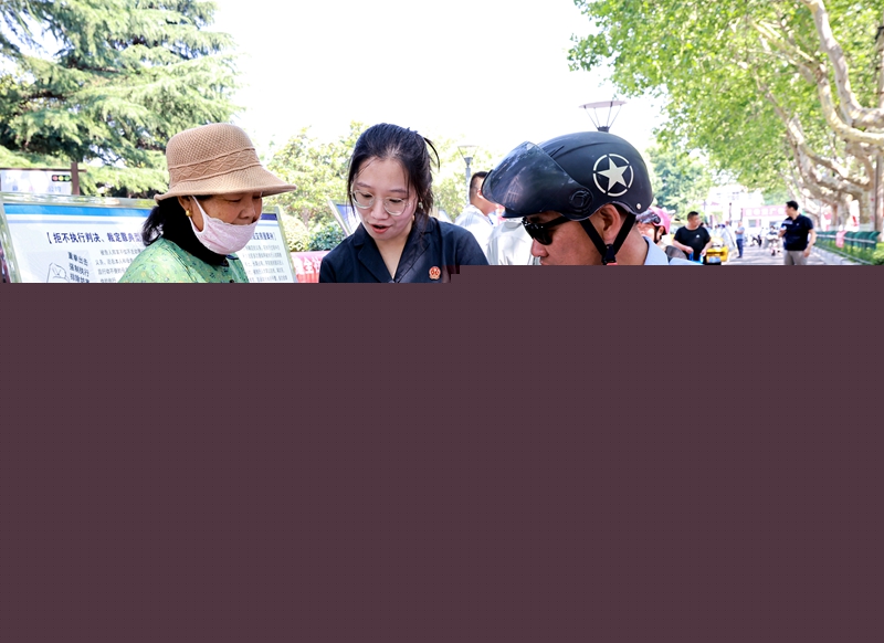 干警們通過(guò)懸掛宣傳橫幅、設(shè)置法律咨詢(xún)臺(tái)、發(fā)放宣傳冊(cè)等方式，和過(guò)往的群眾互動(dòng)交流，并以典型案例為切入點(diǎn)，詳細(xì)講解“失信被執(zhí)行人”的概念以及失信的法律后果、法院依法懲治“老賴(lài)”采取的措施，引導(dǎo)群眾主動(dòng)關(guān)心個(gè)人信用記錄，形成健康的消費(fèi)習(xí)慣，共建和諧有序的社會(huì)信用體系 (3).JPG