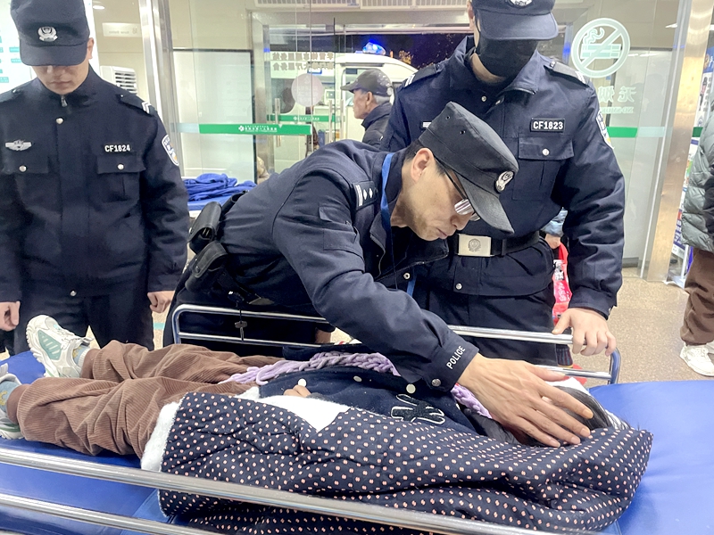 警員將受傷兒童順利送至醫(yī)院.jpg