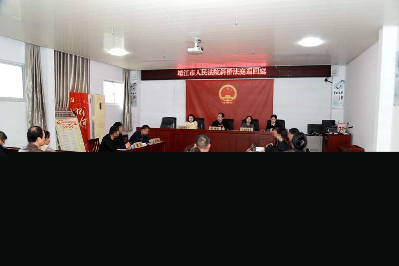 巡回審判進(jìn)村 強(qiáng)化基層自治.jpg