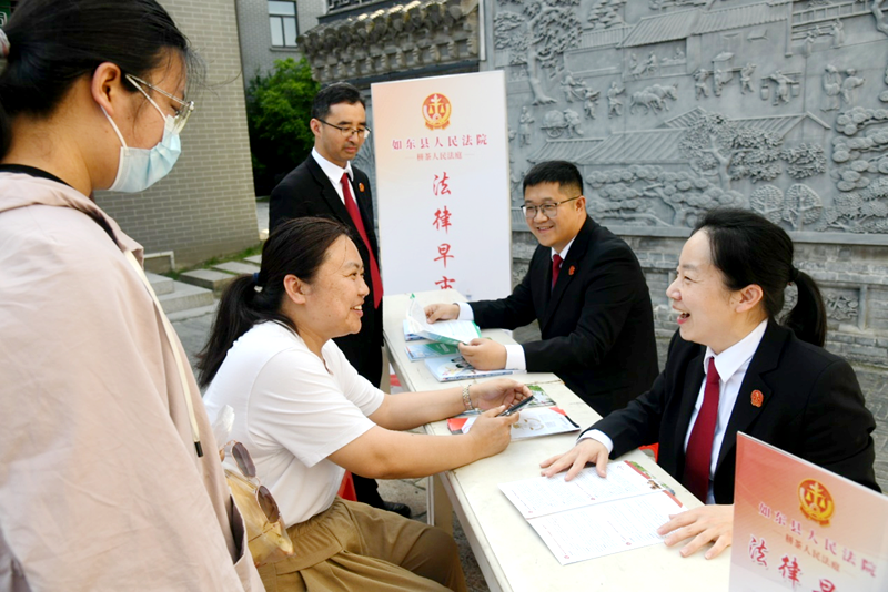 ①干警在“法律早市”現場接受群眾法律咨詢.png