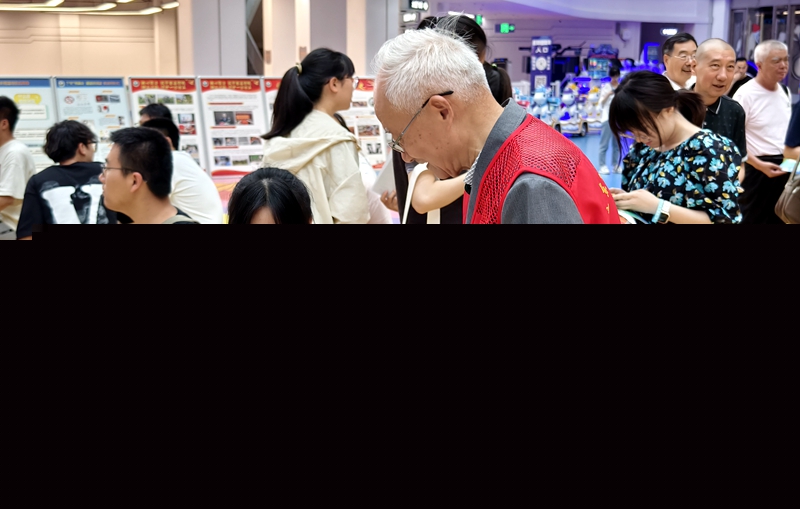 3.發(fā)放禁毒宣傳材料.jpg