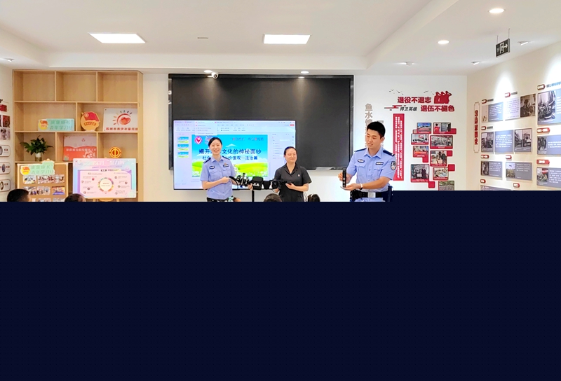 圖為司法警察大隊青年警員向孩子們展示了日常執法過程中所使用的警用裝備并教導孩子們如何增強體魄保護自身安全。.jpg