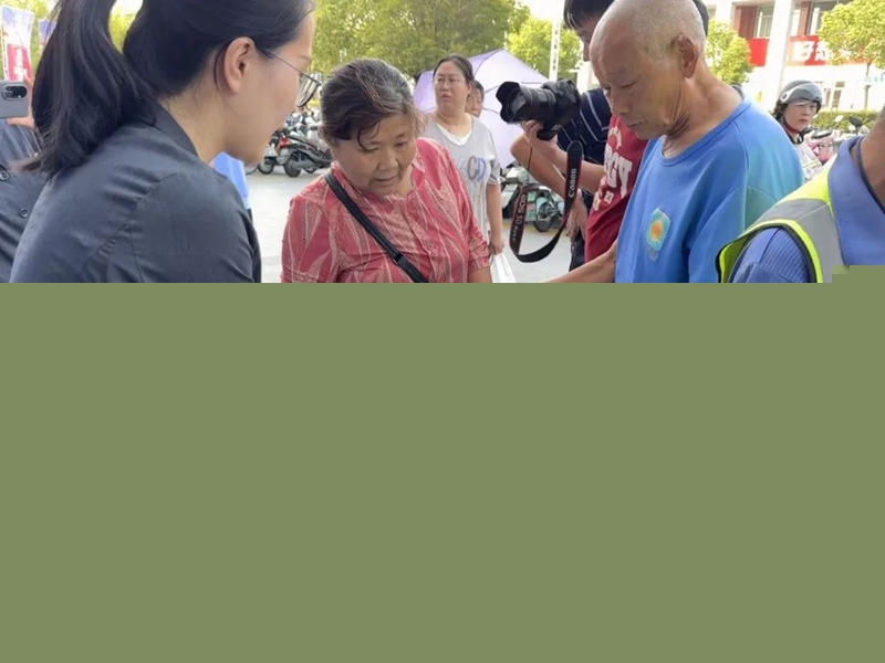 通州法院干警走上街頭向老年人宣傳網絡安全.jpg