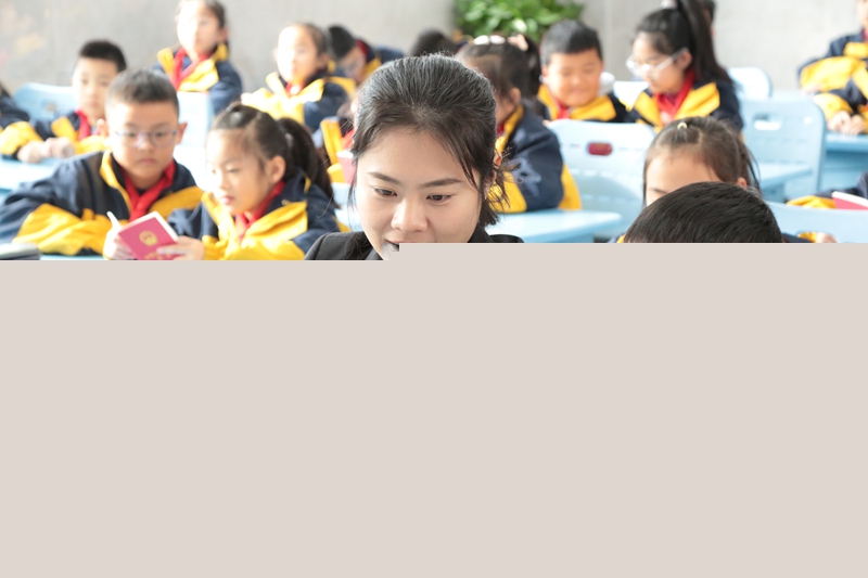 2.通州法院干警帶領(lǐng)同學(xué)們誦讀憲法.JPG
