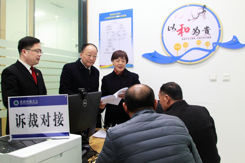 仲裁員聯(lián)合法官通過“訴裁調(diào)一體化商事解紛中心”，高效化解“訴裁對接”案件。.jpg