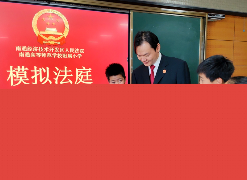 圖3學生們仔細聆聽法官講解.jpg