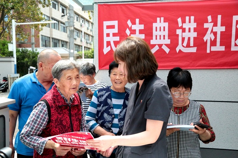 南通通州法院青年干警向社區居民宣傳民法典.JPG