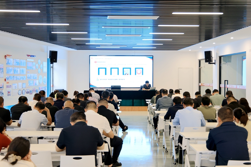 王雨璠攝 新沂法院民二庭趙帥法官以“學借貸、明法規、護財富、守安全”為主題進行普法宣講.JPG