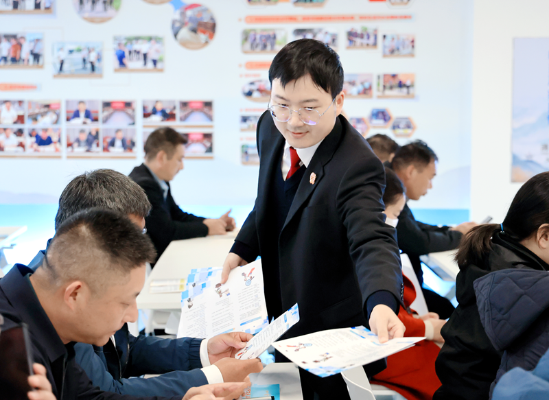 111762826788663488.png 王雨璠攝 活動現場還發放了《珍愛信用記錄 共建誠信新沂》等法律宣傳手冊。.png